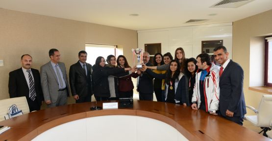2016 YILINI KUPALARLA KAPATAN KSÜ SPOR TAKIMLARI, REKTÖR DEVECİ’Yİ ZİYARET ETTİ