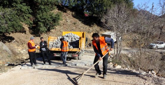 ANDIRIN MAHALLELERİNE 7 BİN M2 PARKE