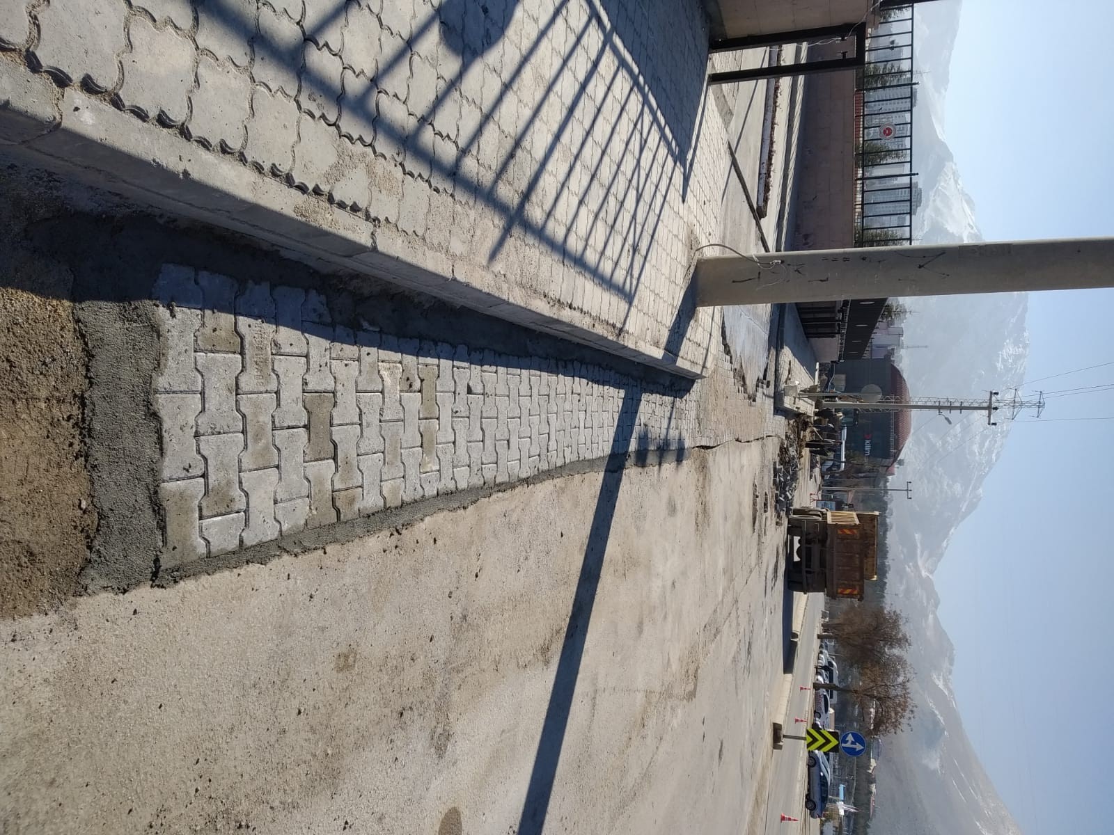 BÜYÜKŞEHİR, ELBİSTAN’DA KALDIRIM TAMİRATINDA