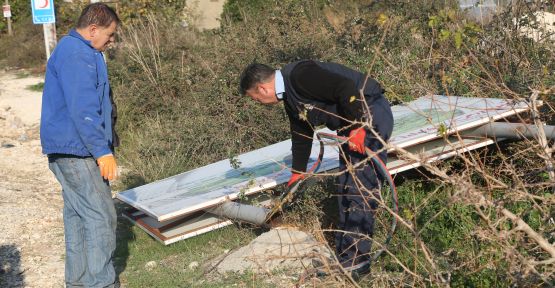 ERDEMLİ’DE İZİNSİZ TABELALAR SÖKÜLÜYOR