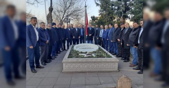 MUHTARLAR, MUHSİN YAZICIOĞLU MEZARI BAŞINDA