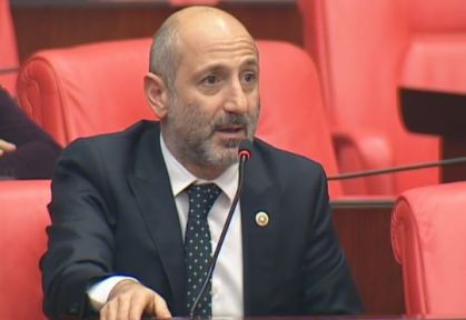 ÖZTUNÇ’TAN SAKAL ESPİRİLİ ELEŞTİRİ!