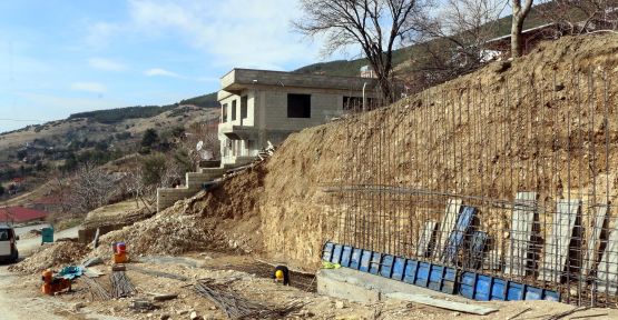 GÖLLÜ YOLUNA İSTİNAT DUVARI