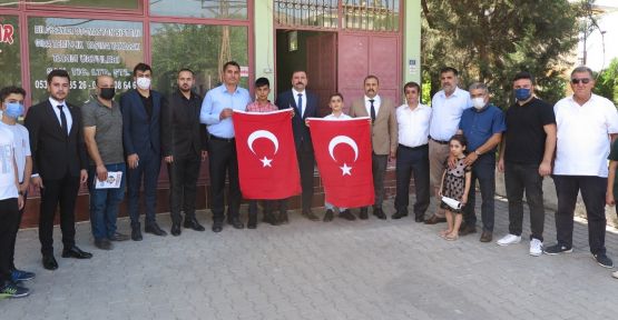 BAYRAK SEVGİSİNE TÜRK BAYRAKLI ÖDÜL
