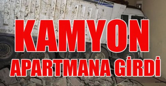 FRENİ BOŞALAN KAMYON APARTMANA DALDI