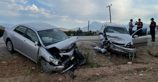 İKİ OTOMOBİL KAFA KAFAYA ÇARPIŞTI: 5 YARALI