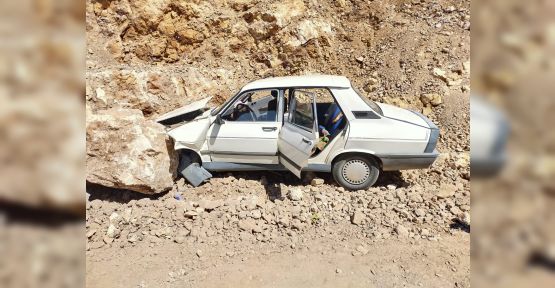 OTOMOBİL KAYAYA ÇARPTI: 2 YARALI