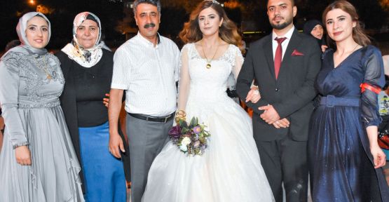 İŞİTME ENGELLİ ÇİFT AŞKLARINI DÜNYAYA DUYURDU