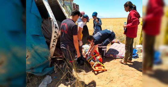 TARIM İŞÇİLERİNİ TAŞIYAN KAMYONET DEVRİLDİ: 7 YARALI