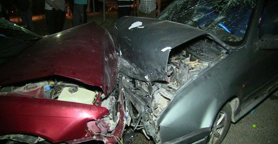 İKİ OTOMOBİL KAFA KAFAYA ÇARPIŞTI: 6 YARALI
