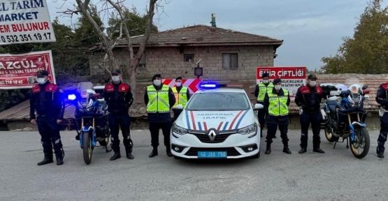 JANDARMA TRAFİK EKİPLERİ ‘ÖĞRETMENLER GÜNÜ’NÜ KUTLADI