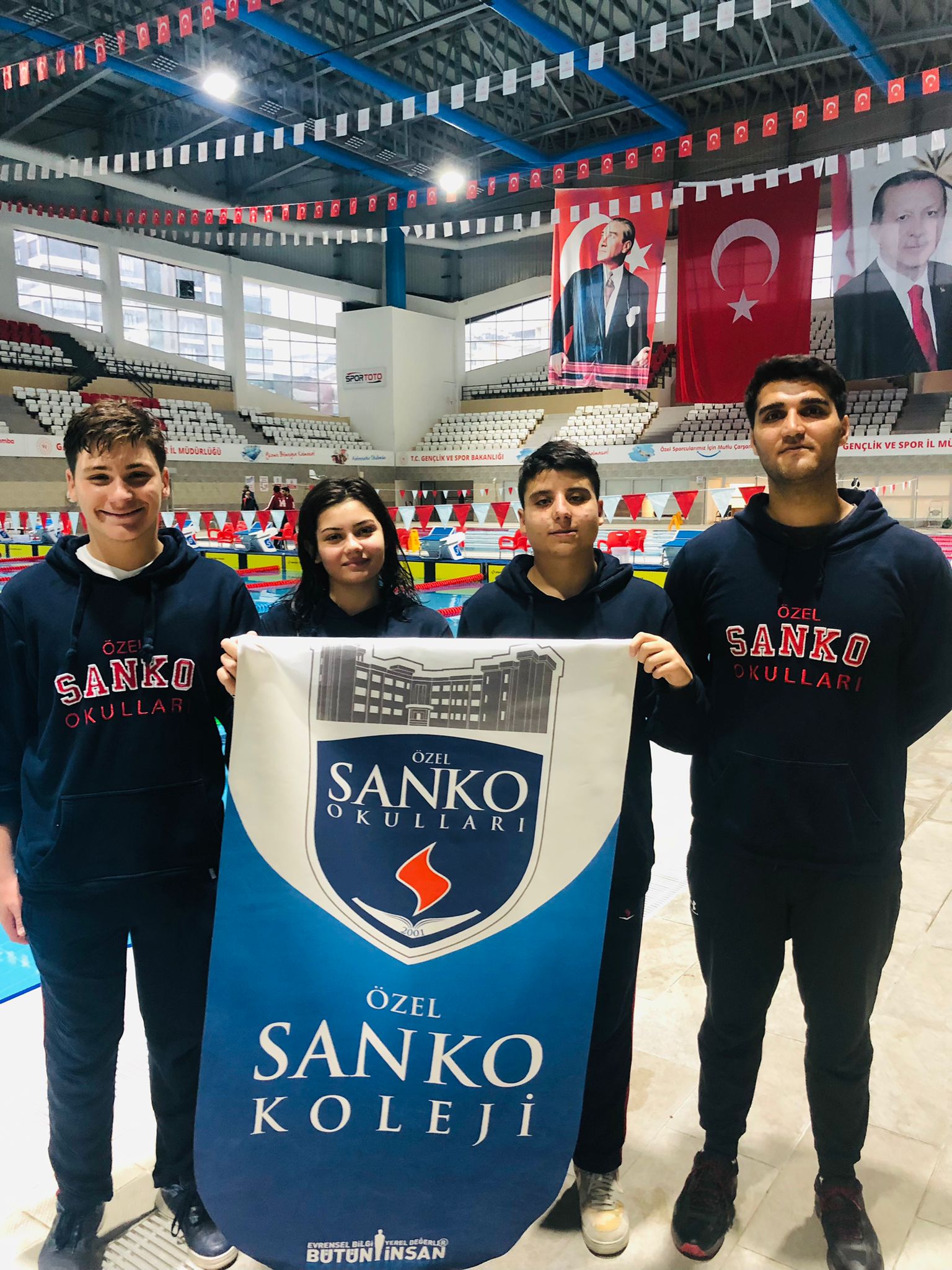 SANKO OKULLARINA YÜZME YARIŞMASINDA 4 MADALYA