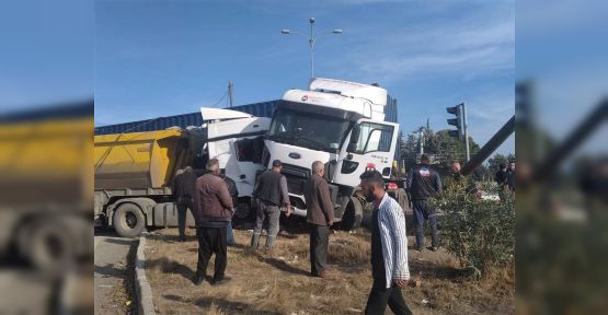 2 TIR KAFA KAFAYA ÇARPIŞTI