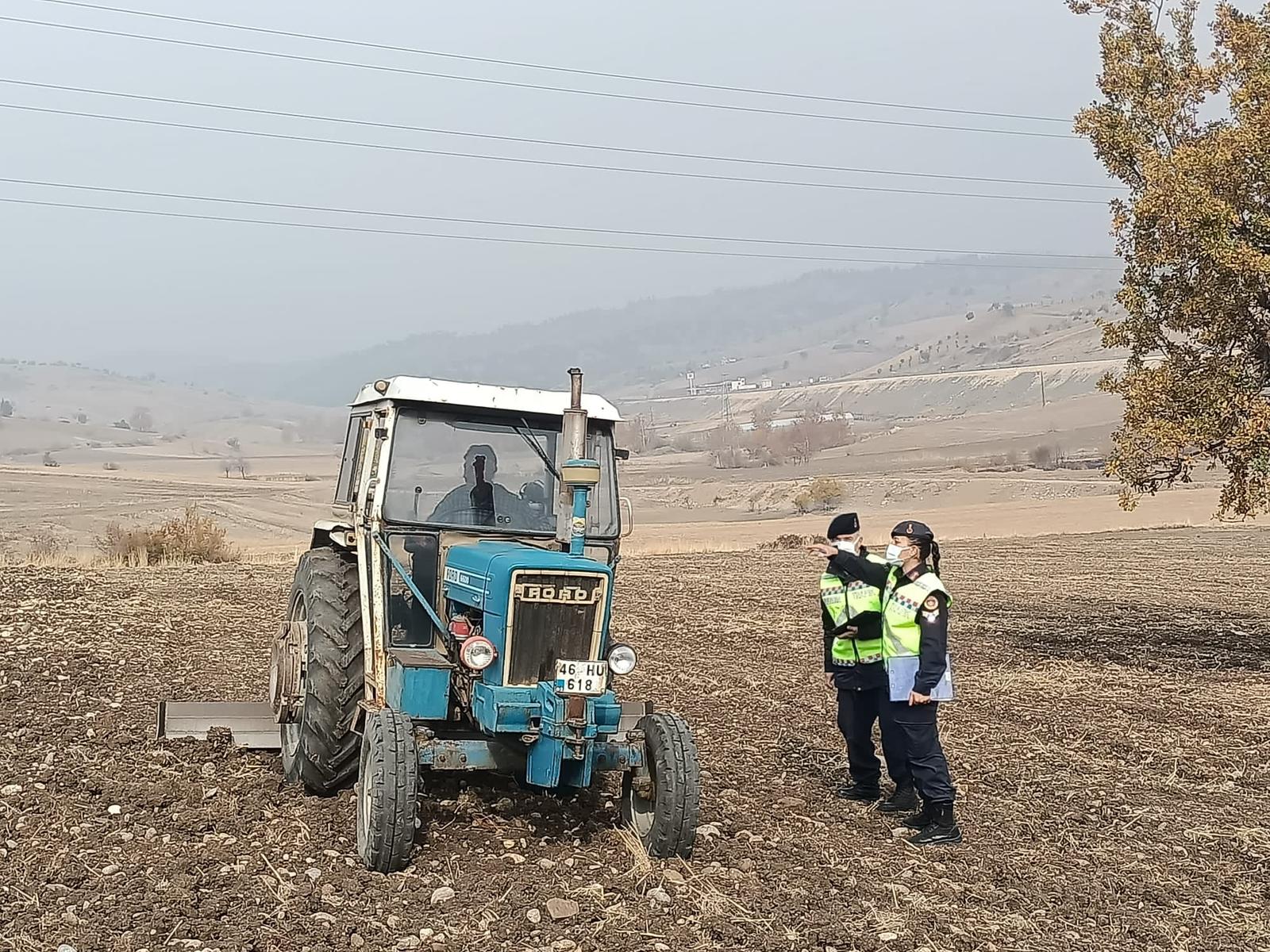 JANDARMA TRAKTÖR KAZALARINI ÖNLEMEK AMACIYLA MAHALLELERDE EV EV DOLAŞARAK TRAKTÖR SÜRÜCÜLERİNE EĞİTİM VERDİ.