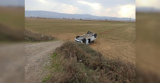 OTOMOBİL TAKLA ATTI: 2 YARALI