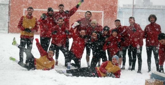 KIRMIZI BEYAZLILARDAN KARLI HAVADA İDMAN