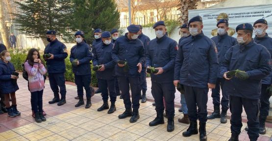 ÖĞRENCİLERİN JANDARMAYA ANLAMLI JESTİ