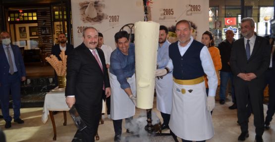 BAKAN VARANK’TAN KERVANHAN’DA DONDURMA ŞOV