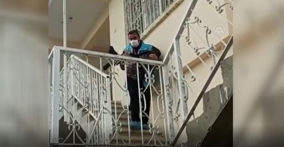KAHRAMANMARAŞ'TA SAĞLIK ÇALIŞANI, YÜRÜMEKTE ZORLANAN YAŞLI KADINI KUCAĞINDA TAŞIDI