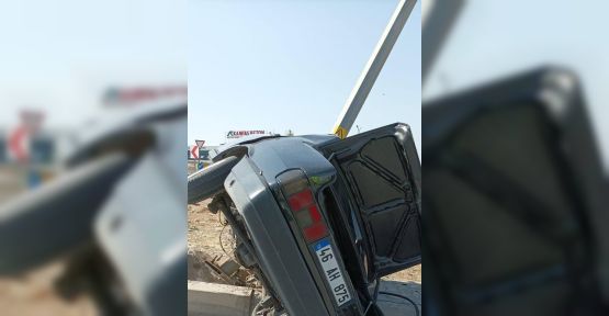 AYDINLATMA DİREĞİ OTOMOBİLİ İKİYE BÖLDÜ
