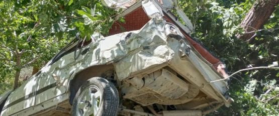 OTOMOBİL AĞACA ÇARPTI: 4 YARALI