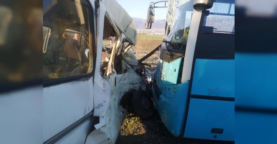 HALK OTOBÜSÜ İLE MİNİBÜS ÇARPIŞTI: 4 YARALI