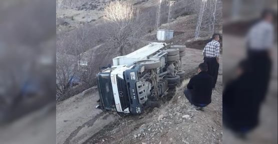 KAMYON DEVRİLDİ: 2 YARALI