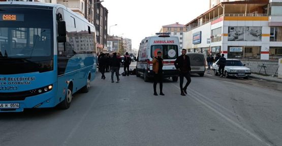 MOTOSİKLET SÜRÜCÜSÜ OTOBÜSÜN ALTINDA KALDI