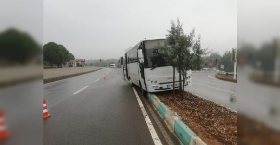 ÖĞRENCİ SERVİSİ REFÜJDE ÇARPTI: 6 YARALI