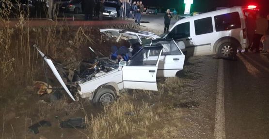 HAFİF TİCARİ ARAÇ İLE OTOMOBİL ÇARPIŞTI: 4 YARALI