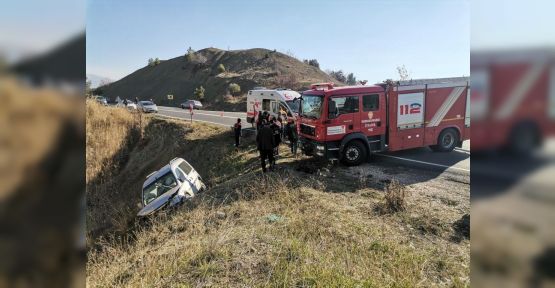 HAFİF TİCARİ ARAÇ ŞARAMPOLE UÇTU: 4 YARALI