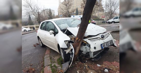KONTROLDEN ÇIKAN OTOMOBİL AĞACA ÇARPTI