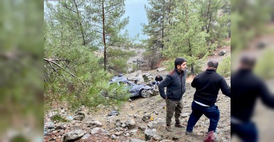 TIRLA ÇARPIŞAN ARAÇ ŞARAMPOLE YUVARLANDI: 4 YARALI