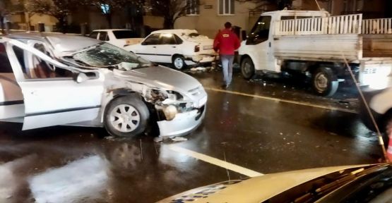 OTOMOBİLİYLE PARK HALİNDEKİ ARAÇLARI BİÇTİ: 3 YARALI