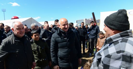 BAKAN KARAİSMAİLOĞLU’NDAN KSÜ’DE DEPREMZEDELERE ZİYARET