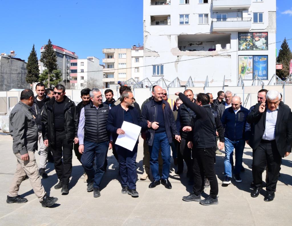 BAŞKAN GÜNGÖR VE BAKAN SOYLU GEÇİCİ ESNAF ÇARŞILARINDA