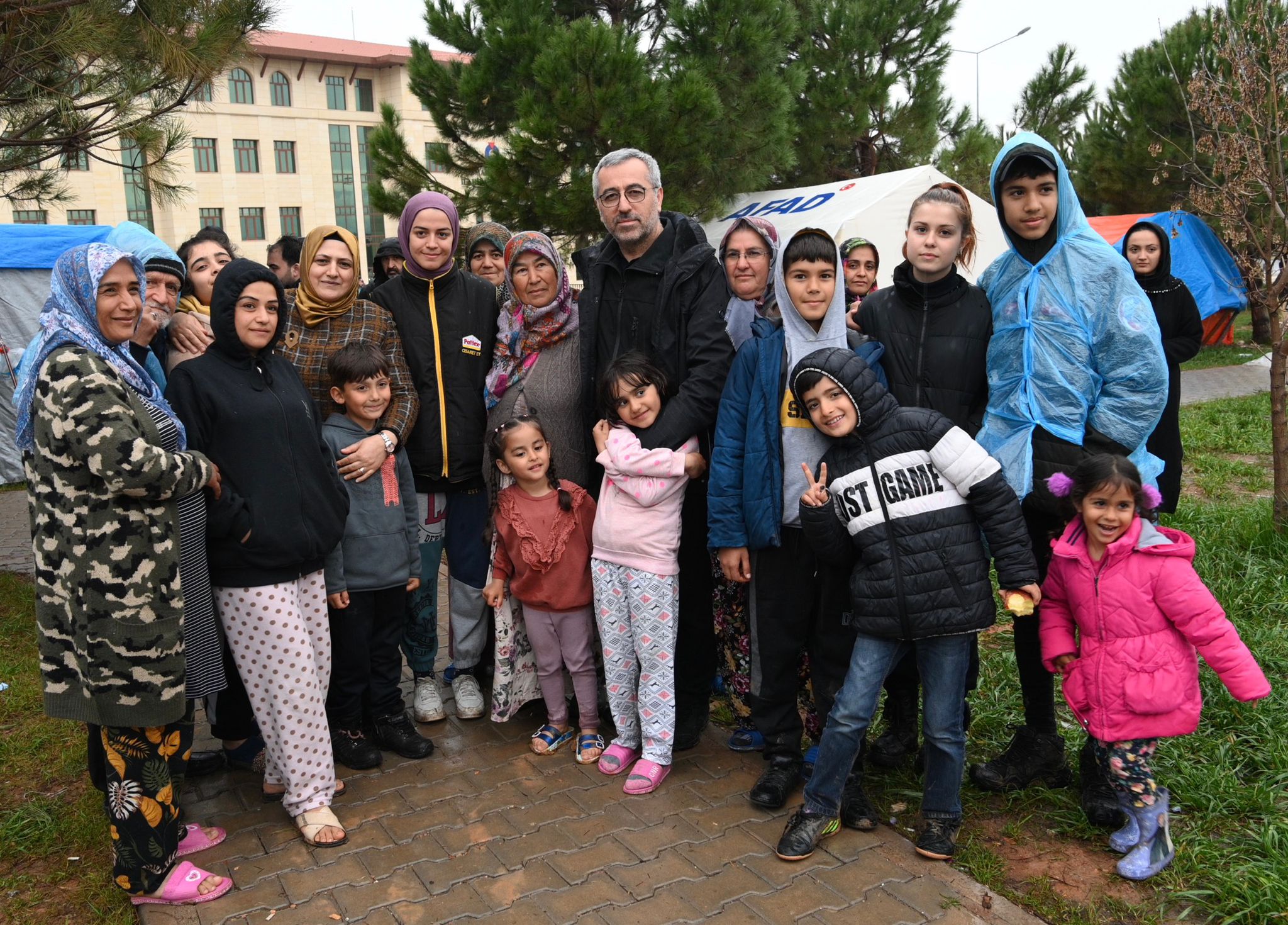 BAŞKAN GÜNGÖR’DEN, AVŞAR KAMPÜSÜ’NDEKİ DEPREMZEDELERE ZİYARET