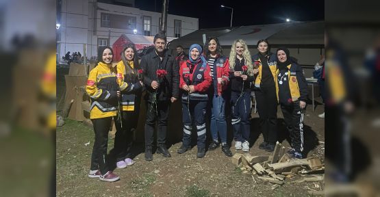 SATICI’DAN KADINLAR GÜNÜNDE KADINLARA ÇİÇEK