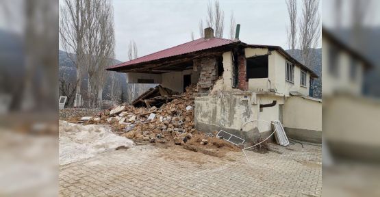 YIKILAN EVİNDE 85 YILLIK HATIRASINI ARADI