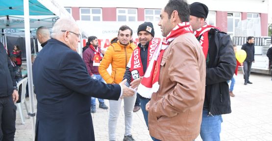 ONİKİŞUBAT BELEDİYESİ, İFTAR SOFRASINI KÜRTÜL MAHALLESİ’NE KURDU