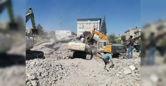 İŞ MAKİNESİ YIKIM SIRASINDA ENKAZ ALTINDA KALDI
