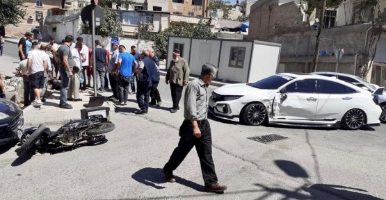 KURYE İLE OTOMOBİL ÇARPIŞTI: 1 YARALI
