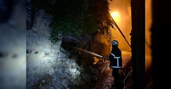 METRUK BİNA YANARAK KÜL OLDU