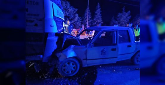 PİKAP BETON MİKSERİYLE KAFA KAFAYA ÇARPIŞTI: 7 YARALI