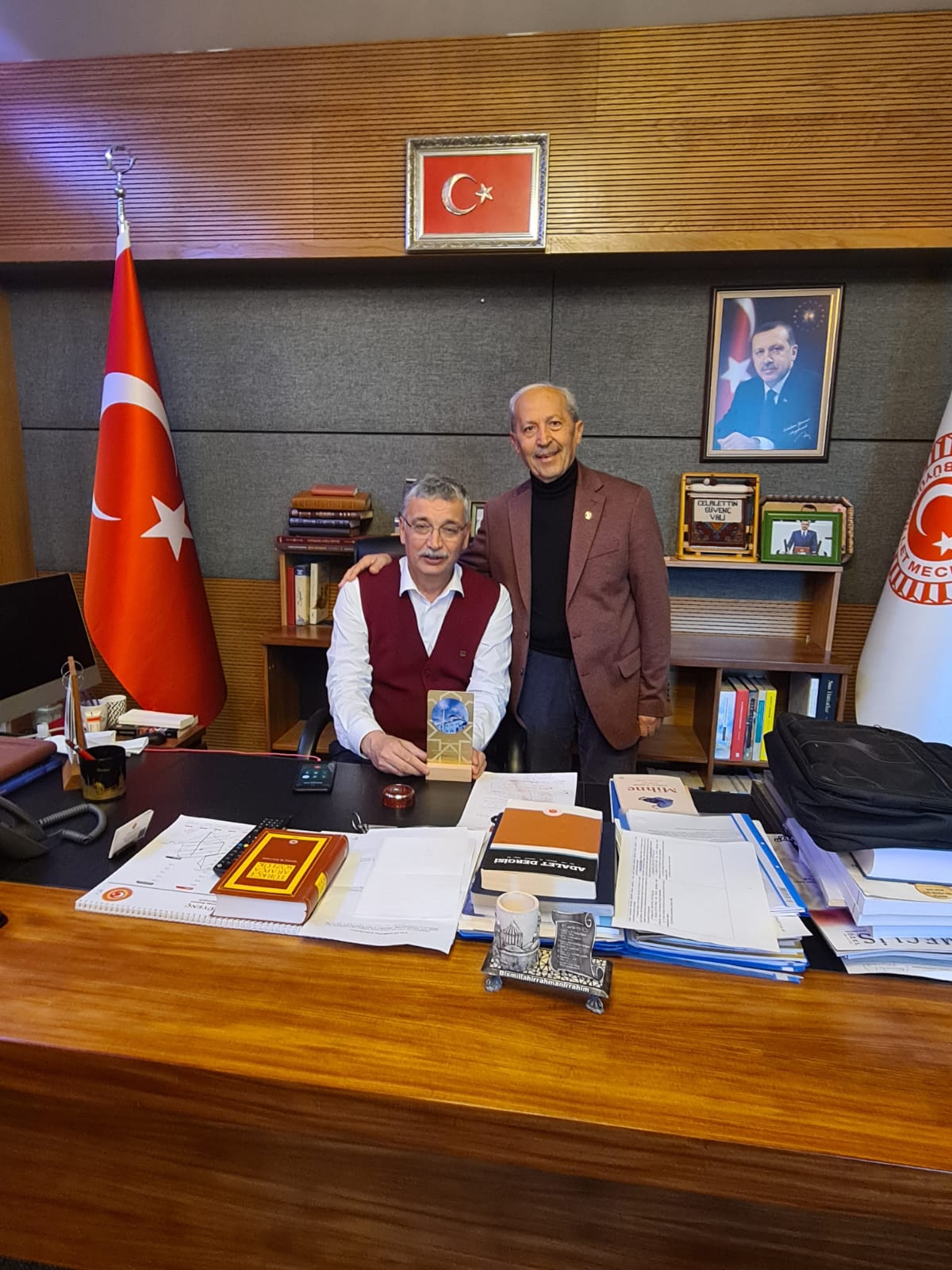 CELALETTİN GÜVENÇ, GÖNÜLDE YAŞAYANLAR KİTABINA KONU OLDU