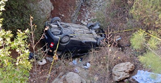 HAFİF TİCARİ ARAÇ ŞARAMPOLE YUVARLANDI: 1 ÖLÜ 5 YARALI