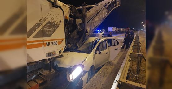 OTOMOBİL ASFALT MAKİNESİNİN ALTINA GİRDİ: 1 ÖLÜ, 3'Ü AĞIR 5 YARALI