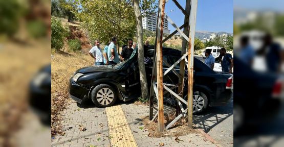OTOMOBİL ELEKTRİK DİREĞİNE ÇARPTI: 1 YARALI