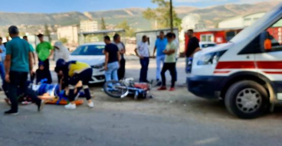 OTOMOBİL İLE MOTOSİKLET ÇARPIŞTI: 1 YARALI