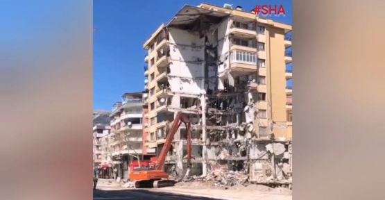 AĞIR HASARLI BİNA, İŞ MAKİNESİNİN ÜZERİNE DEVRİLDİ